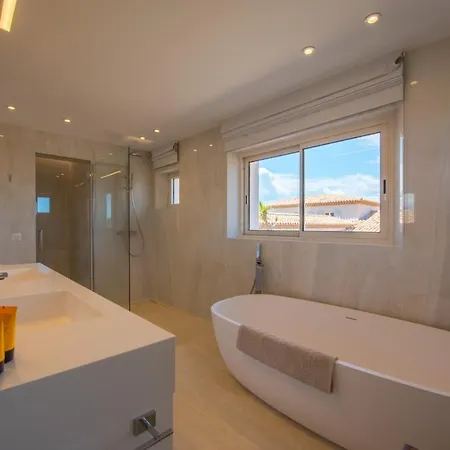 Bed & Breakfast Great Wil Big Garden, Private Pool And Sea View